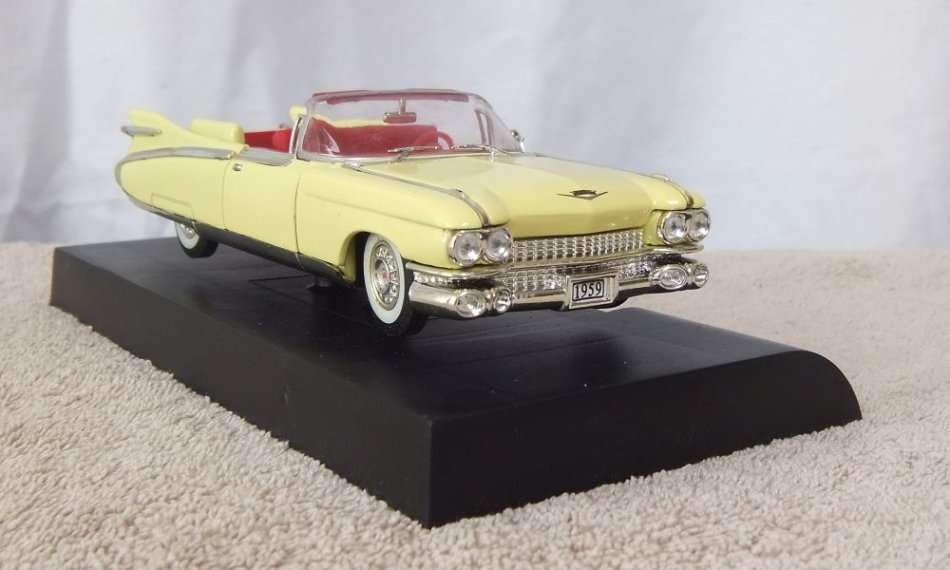 A BEAUTIFULLY DETAILED DIE CAST METAL MODEL OF THE 1959 CADILLAC ELDORADO BIARRITZ ON STAND !! WOW !