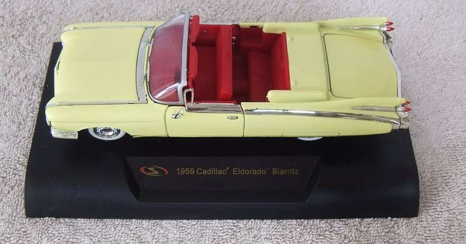 A BEAUTIFULLY DETAILED DIE CAST METAL MODEL OF THE 1959 CADILLAC ELDORADO BIARRITZ ON STAND !! WOW !