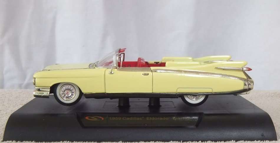 A BEAUTIFULLY DETAILED DIE CAST METAL MODEL OF THE 1959 CADILLAC ELDORADO BIARRITZ ON STAND !! WOW !