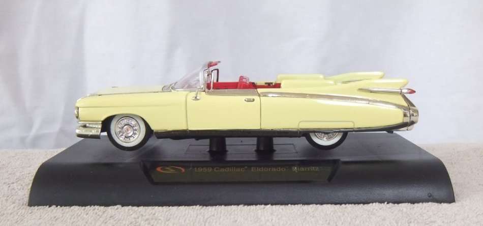 A BEAUTIFULLY DETAILED DIE CAST METAL MODEL OF THE 1959 CADILLAC ELDORADO BIARRITZ ON STAND !! WOW !