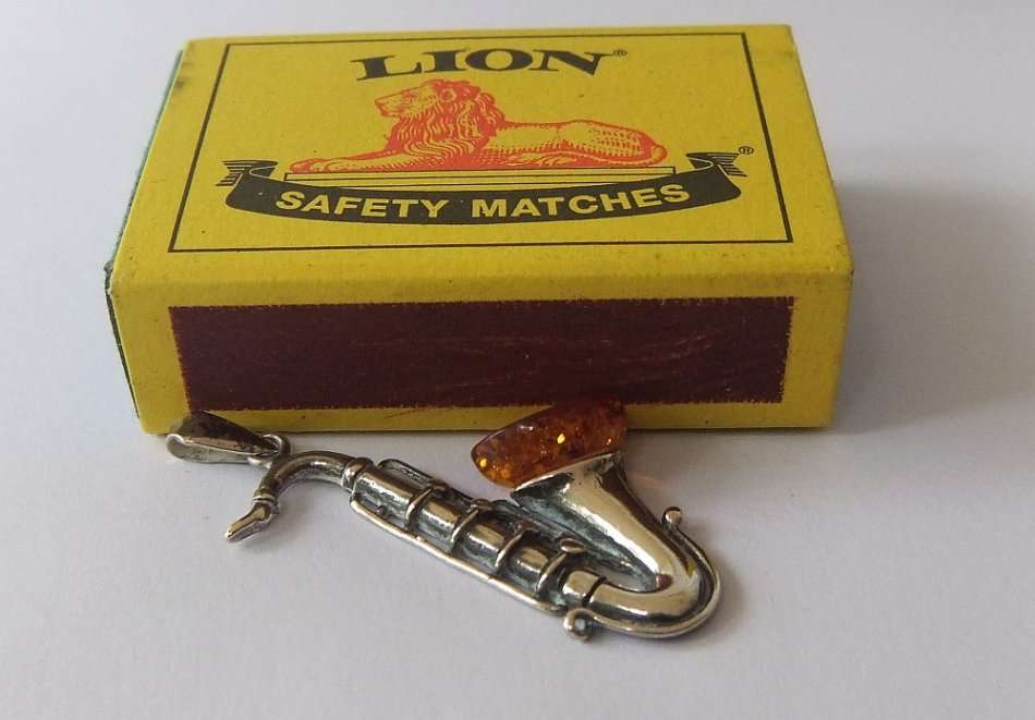 BEAUTIFUL !! A VINTAGE DESIGNER STAMPED STERLING SILVER AND GENUINE AMBER ALTO SAXOPHONE PENDANT !!
