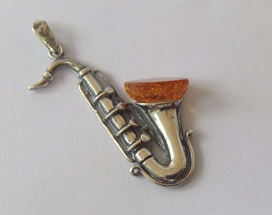 BEAUTIFUL !! A VINTAGE DESIGNER STAMPED STERLING SILVER AND GENUINE AMBER ALTO SAXOPHONE PENDANT !!