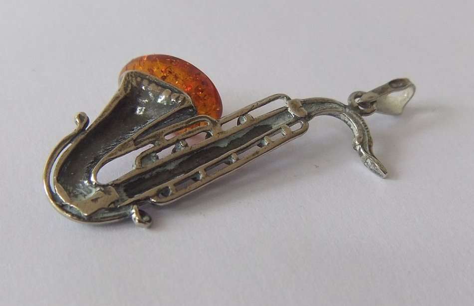 BEAUTIFUL !! A VINTAGE DESIGNER STAMPED STERLING SILVER AND GENUINE AMBER ALTO SAXOPHONE PENDANT !!