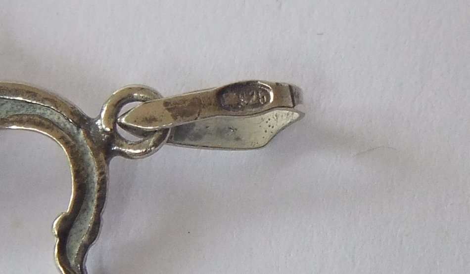 BEAUTIFUL !! A VINTAGE DESIGNER STAMPED STERLING SILVER AND GENUINE AMBER ALTO SAXOPHONE PENDANT !!