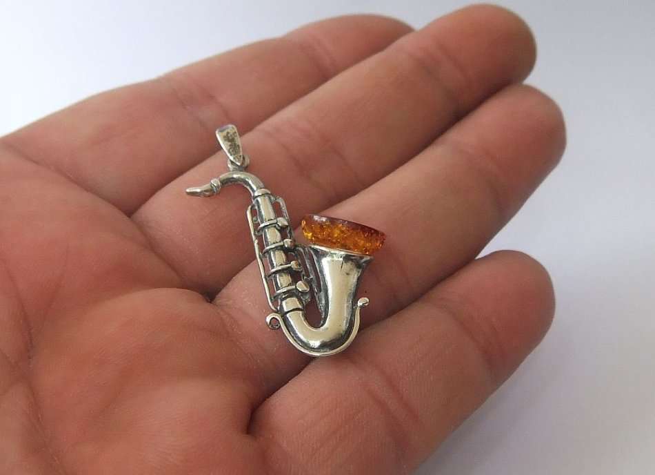 BEAUTIFUL !! A VINTAGE DESIGNER STAMPED STERLING SILVER AND GENUINE AMBER ALTO SAXOPHONE PENDANT !!