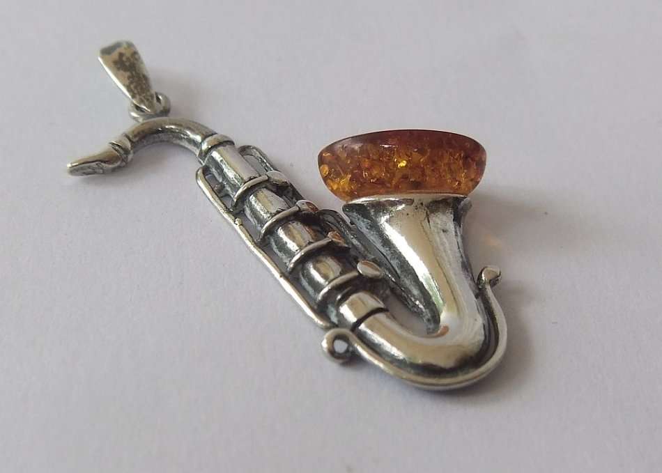 BEAUTIFUL !! A VINTAGE DESIGNER STAMPED STERLING SILVER AND GENUINE AMBER ALTO SAXOPHONE PENDANT !!