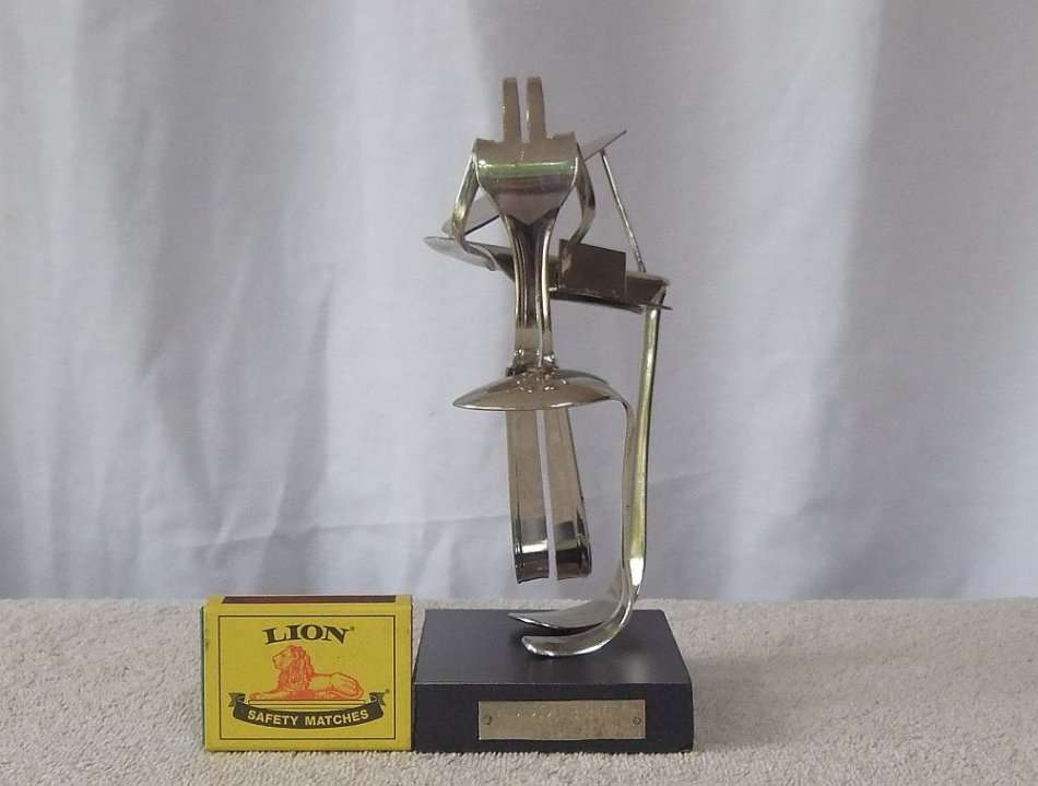 WOW !! A SUPERB CUTLERY ""PIANO MAN "" STATUE BY ARGENTINIAN ARTIST HUGO DE RITIS !! SO COOL !!