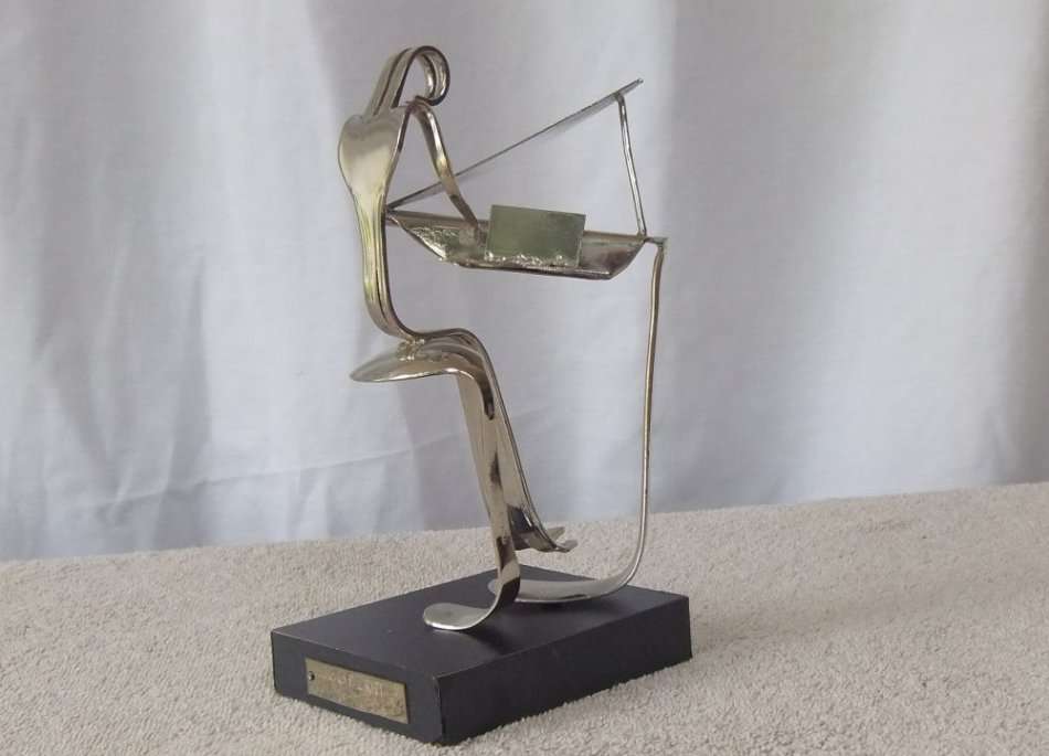 WOW !! A SUPERB CUTLERY ""PIANO MAN "" STATUE BY ARGENTINIAN ARTIST HUGO DE RITIS !! SO COOL !!