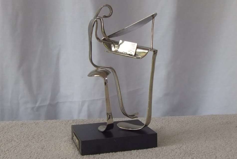 WOW !! A SUPERB CUTLERY ""PIANO MAN "" STATUE BY ARGENTINIAN ARTIST HUGO DE RITIS !! SO COOL !!
