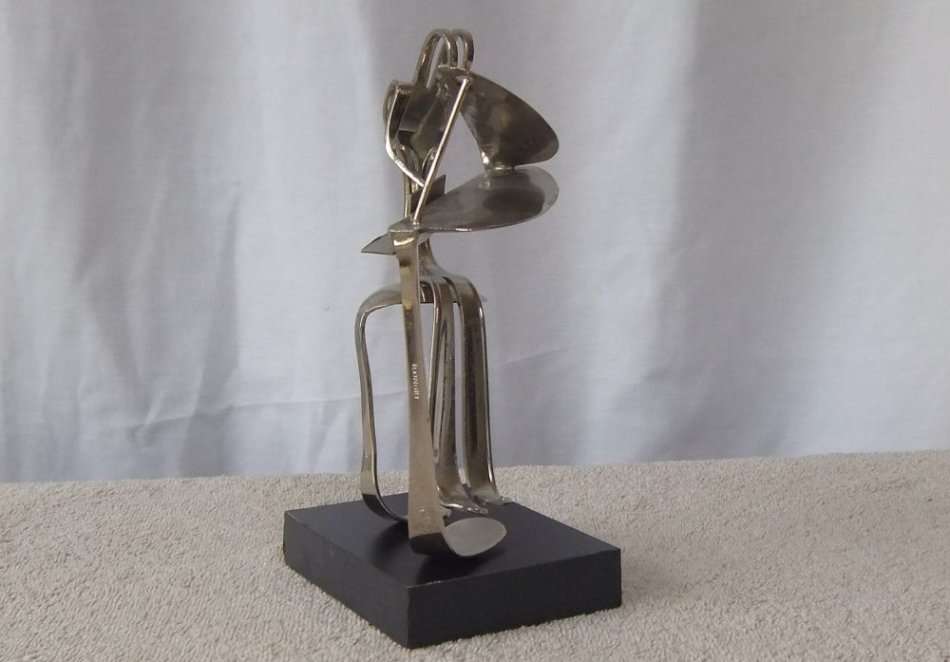 WOW !! A SUPERB CUTLERY ""PIANO MAN "" STATUE BY ARGENTINIAN ARTIST HUGO DE RITIS !! SO COOL !!