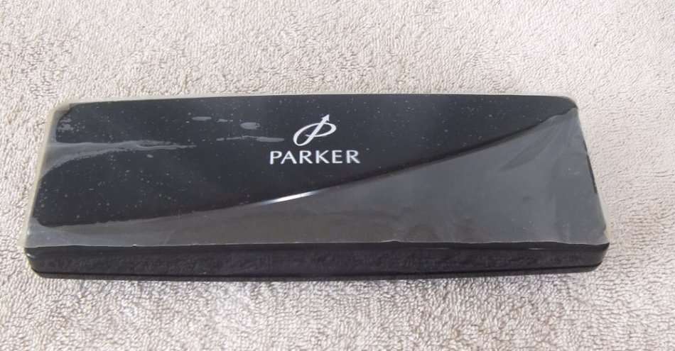 AS NEW CONDITION !! A PARKER FOUNTAIN AND A PARKER ROLLERBALL PEN IN ORIGINAL BOX !! WOW !!
