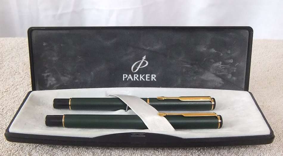 AS NEW CONDITION !! A PARKER FOUNTAIN AND A PARKER ROLLERBALL PEN IN ORIGINAL BOX !! WOW !!