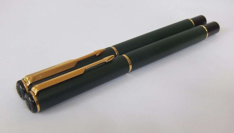 AS NEW CONDITION !! A PARKER FOUNTAIN AND A PARKER ROLLERBALL PEN IN ORIGINAL BOX !! WOW !!