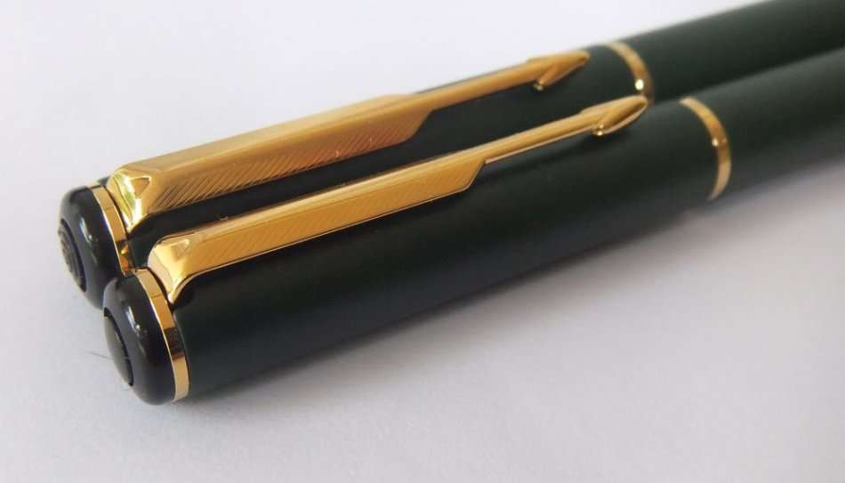 AS NEW CONDITION !! A PARKER FOUNTAIN AND A PARKER ROLLERBALL PEN IN ORIGINAL BOX !! WOW !!
