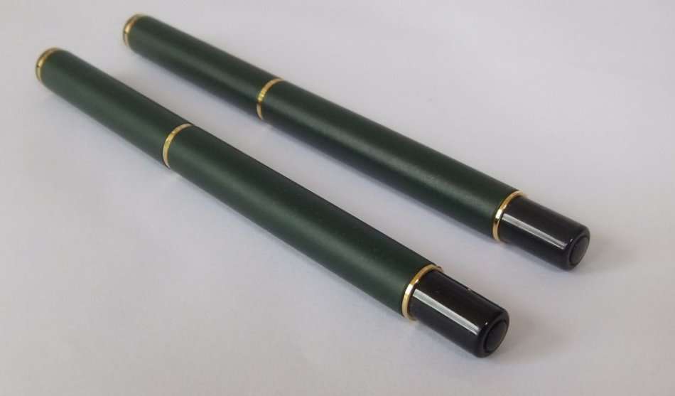 AS NEW CONDITION !! A PARKER FOUNTAIN AND A PARKER ROLLERBALL PEN IN ORIGINAL BOX !! WOW !!