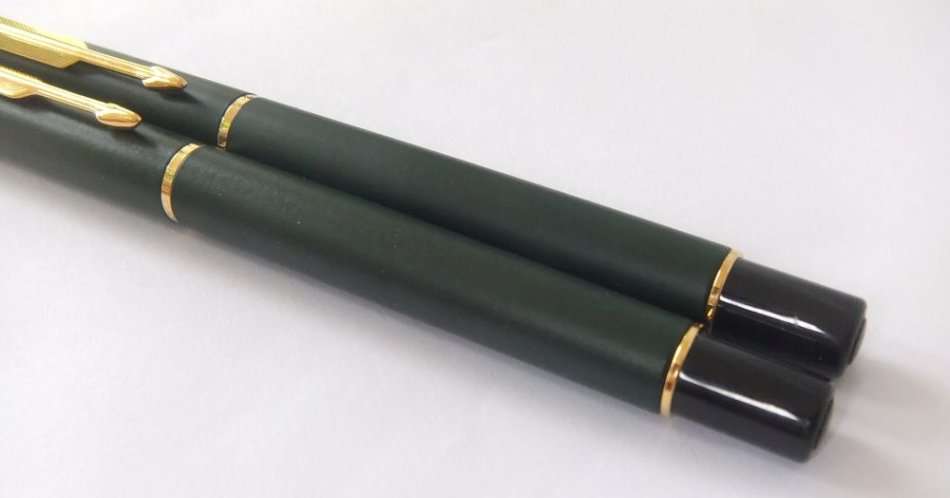 AS NEW CONDITION !! A PARKER FOUNTAIN AND A PARKER ROLLERBALL PEN IN ORIGINAL BOX !! WOW !!