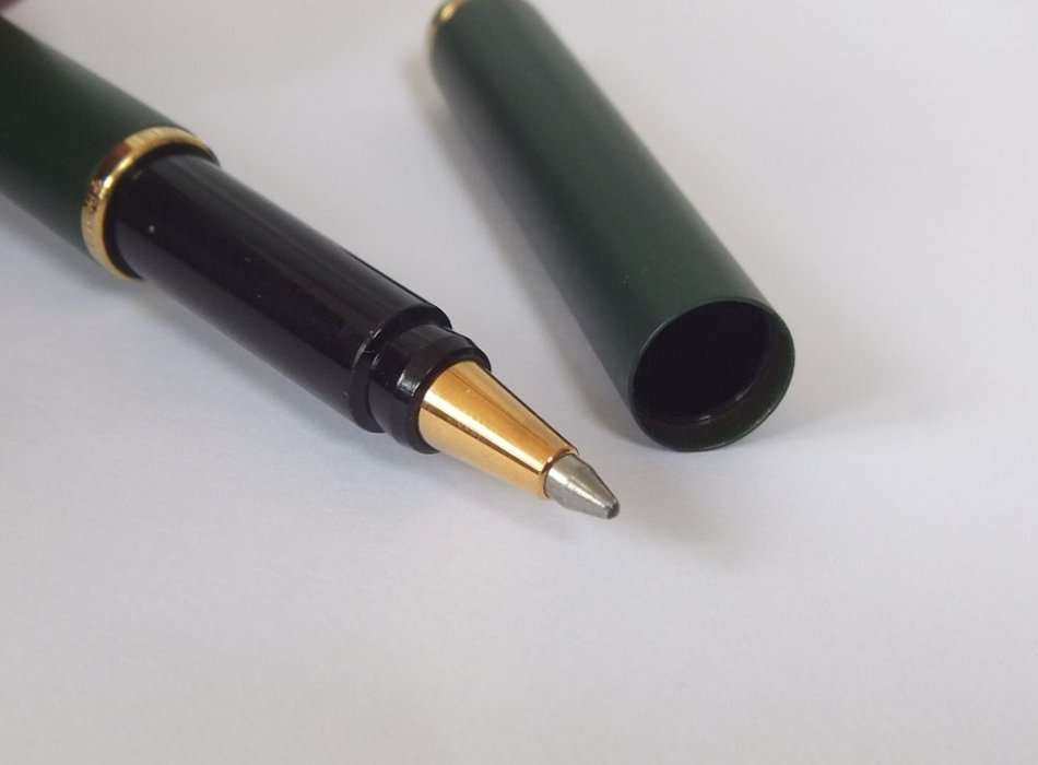 AS NEW CONDITION !! A PARKER FOUNTAIN AND A PARKER ROLLERBALL PEN IN ORIGINAL BOX !! WOW !!