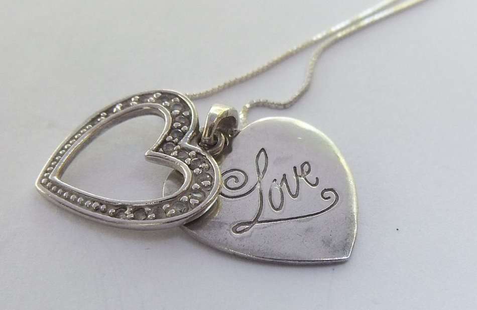 A CHARMING SOLID STERLING SILVER DOUBLE HEART LOVE PENDANT PLUS STERLING SILVER NECKLACE !! QUALITY