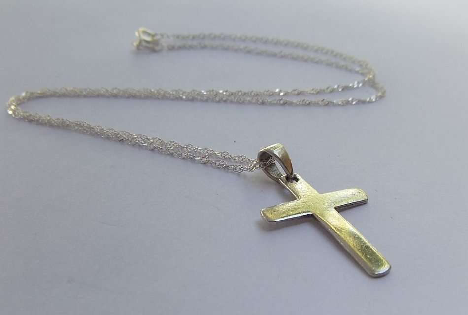 WOW !! A GOOD QUALITY SOLID STERLING SILVER CROSS PENDANT PLUS A DAINTY STERLING SILVER NECKLACE !!