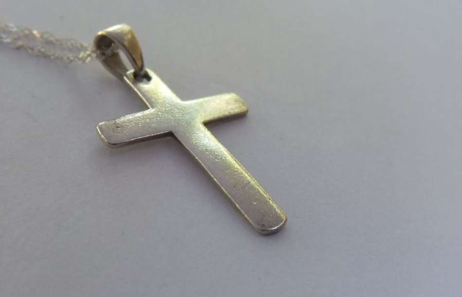 WOW !! A GOOD QUALITY SOLID STERLING SILVER CROSS PENDANT PLUS A DAINTY STERLING SILVER NECKLACE !!