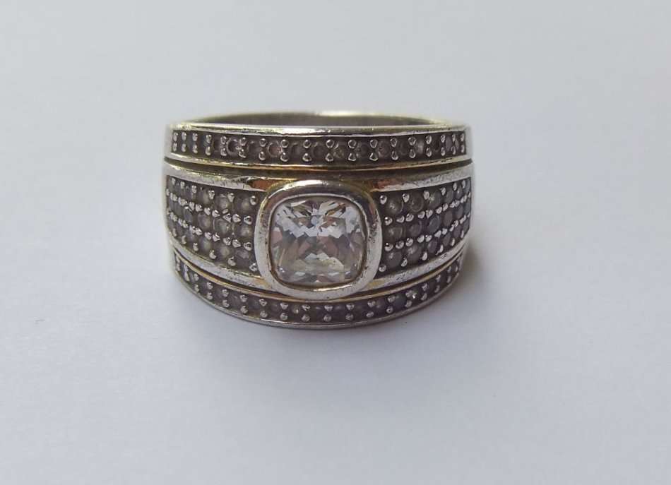 AN EXQUISITE STERLING SILVER DESIGNER RING SET WITH FACETED STONES AND GOLDEN ACCENTS !! WOW !!