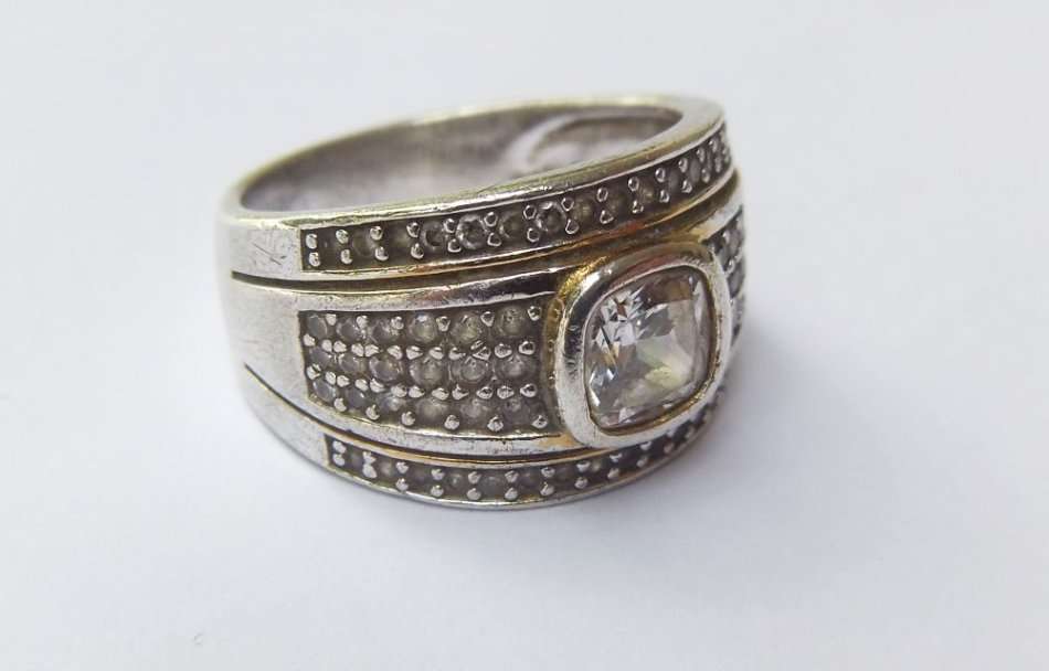 AN EXQUISITE STERLING SILVER DESIGNER RING SET WITH FACETED STONES AND GOLDEN ACCENTS !! WOW !!