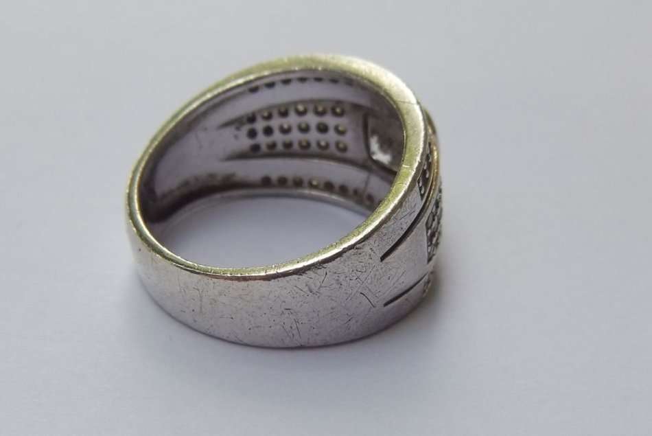 AN EXQUISITE STERLING SILVER DESIGNER RING SET WITH FACETED STONES AND GOLDEN ACCENTS !! WOW !!