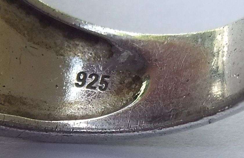 AN EXQUISITE STERLING SILVER DESIGNER RING SET WITH FACETED STONES AND GOLDEN ACCENTS !! WOW !!