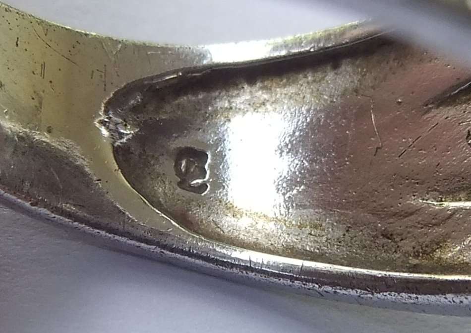 AN EXQUISITE STERLING SILVER DESIGNER RING SET WITH FACETED STONES AND GOLDEN ACCENTS !! WOW !!