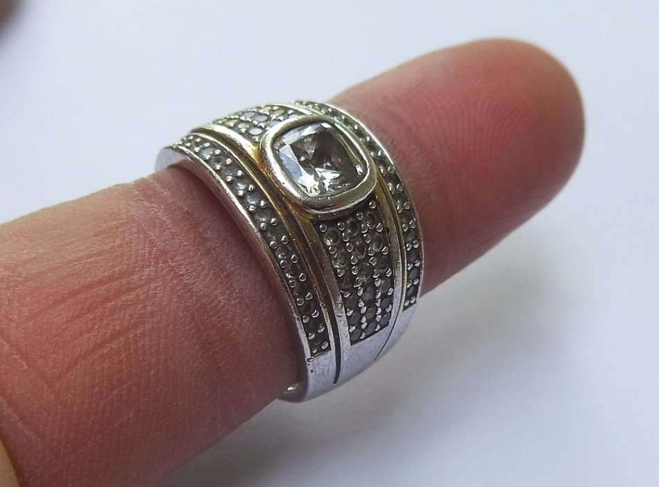 AN EXQUISITE STERLING SILVER DESIGNER RING SET WITH FACETED STONES AND GOLDEN ACCENTS !! WOW !!