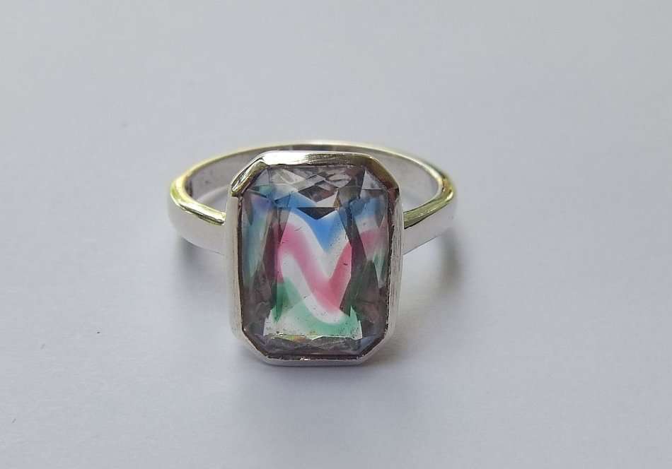 A REMARKABLE STERLING SILVER RING SET WITH AN UNUSUAL FACETED STONE !! LOOK AT THEM COLOURS Y`ALL !!