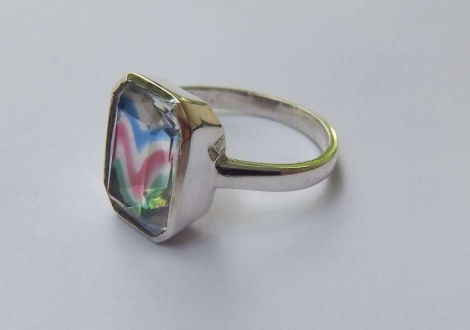 A REMARKABLE STERLING SILVER RING SET WITH AN UNUSUAL FACETED STONE !! LOOK AT THEM COLOURS Y`ALL !!