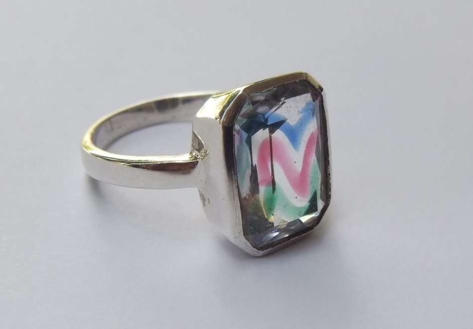 A REMARKABLE STERLING SILVER RING SET WITH AN UNUSUAL FACETED STONE !! LOOK AT THEM COLOURS Y`ALL !!