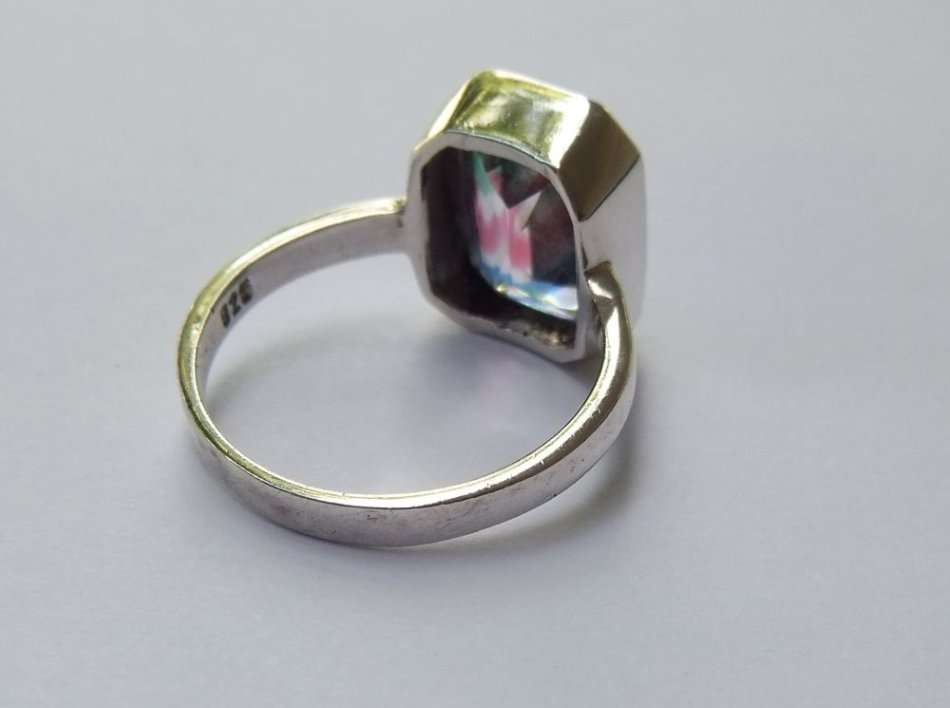 A REMARKABLE STERLING SILVER RING SET WITH AN UNUSUAL FACETED STONE !! LOOK AT THEM COLOURS Y`ALL !!
