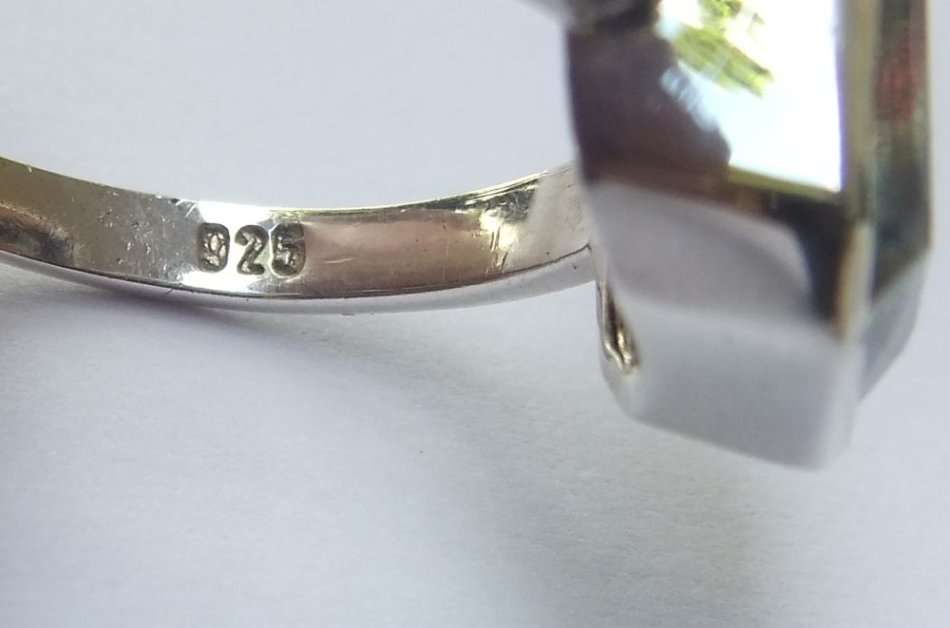 A REMARKABLE STERLING SILVER RING SET WITH AN UNUSUAL FACETED STONE !! LOOK AT THEM COLOURS Y`ALL !!