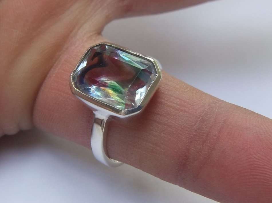A REMARKABLE STERLING SILVER RING SET WITH AN UNUSUAL FACETED STONE !! LOOK AT THEM COLOURS Y`ALL !!