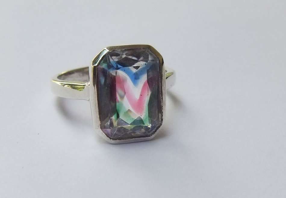 A REMARKABLE STERLING SILVER RING SET WITH AN UNUSUAL FACETED STONE !! LOOK AT THEM COLOURS Y`ALL !!