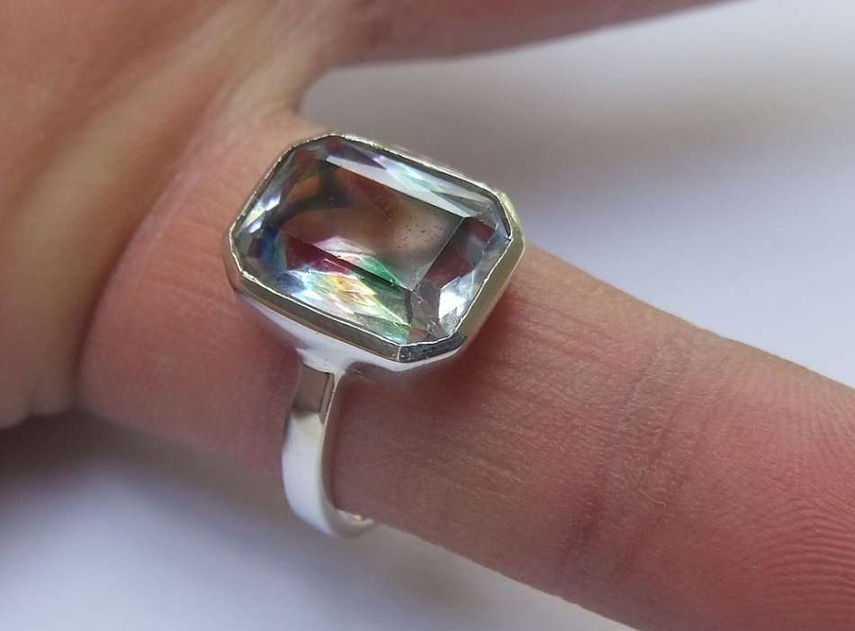 A REMARKABLE STERLING SILVER RING SET WITH AN UNUSUAL FACETED STONE !! LOOK AT THEM COLOURS Y`ALL !!