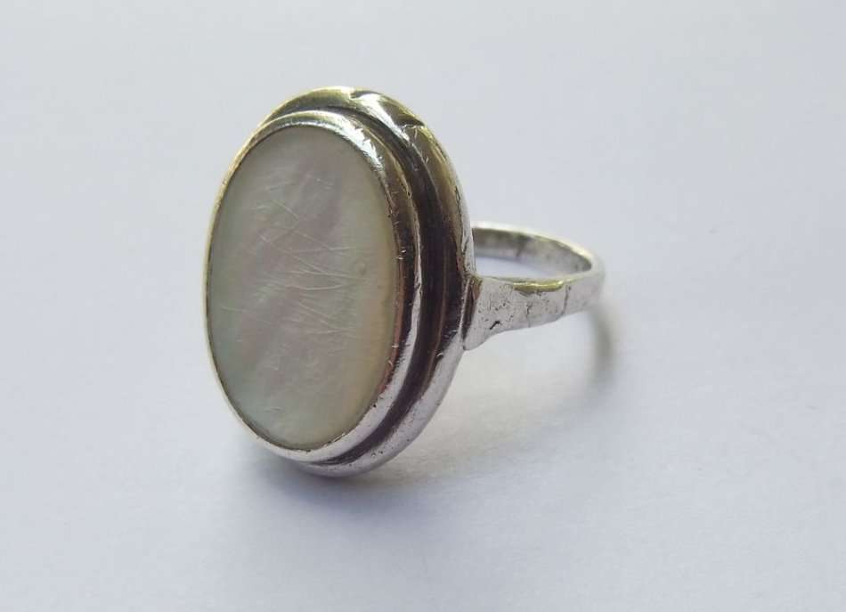 AN EYE CATCHING VINTAGE STYLE SOLID STERLING SILVER RING SET WITH MOTHER OF PEARL !! WOW !!