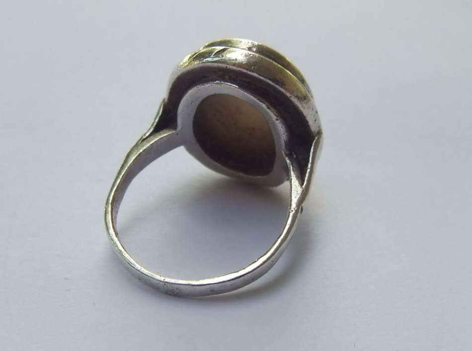 AN EYE CATCHING VINTAGE STYLE SOLID STERLING SILVER RING SET WITH MOTHER OF PEARL !! WOW !!