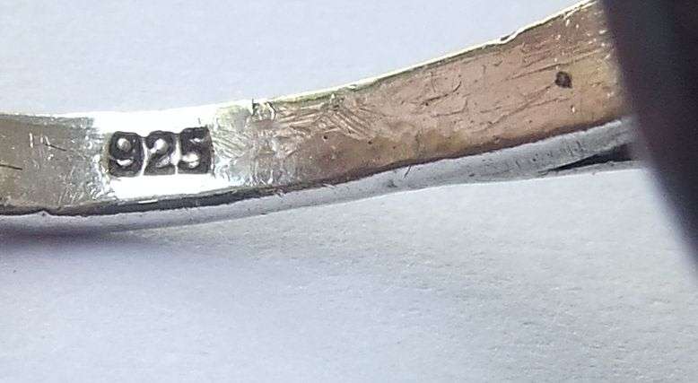 AN EYE CATCHING VINTAGE STYLE SOLID STERLING SILVER RING SET WITH MOTHER OF PEARL !! WOW !!