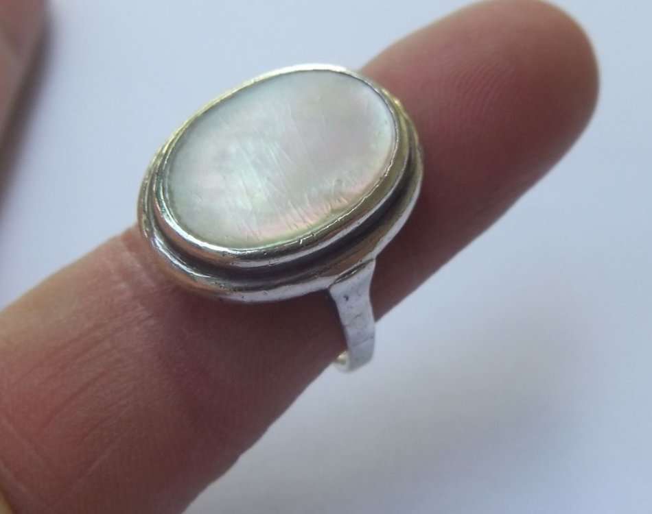AN EYE CATCHING VINTAGE STYLE SOLID STERLING SILVER RING SET WITH MOTHER OF PEARL !! WOW !!