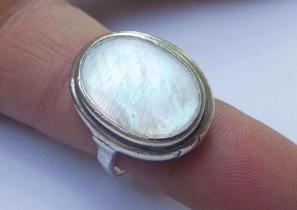 AN EYE CATCHING VINTAGE STYLE SOLID STERLING SILVER RING SET WITH MOTHER OF PEARL !! WOW !!
