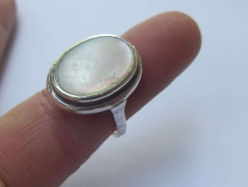 AN EYE CATCHING VINTAGE STYLE SOLID STERLING SILVER RING SET WITH MOTHER OF PEARL !! WOW !!