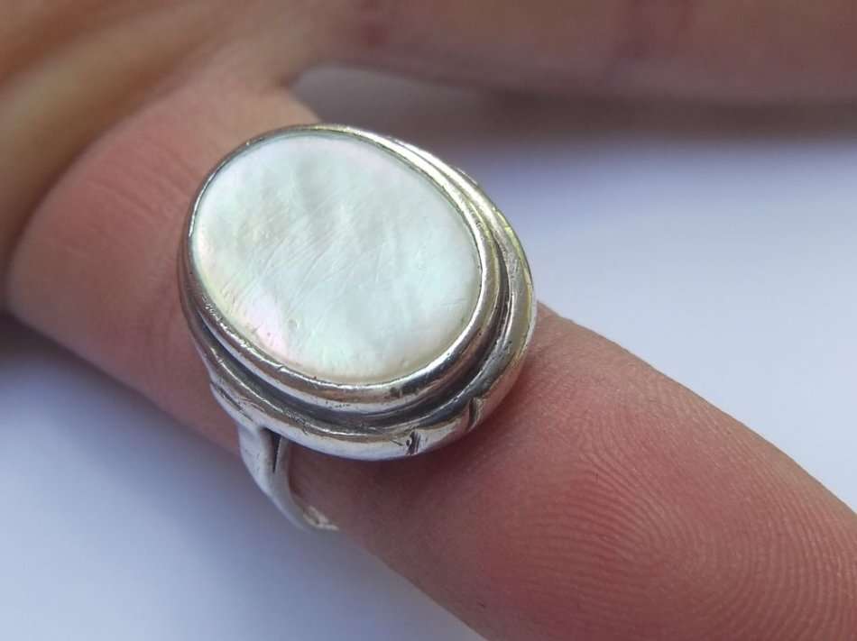 AN EYE CATCHING VINTAGE STYLE SOLID STERLING SILVER RING SET WITH MOTHER OF PEARL !! WOW !!