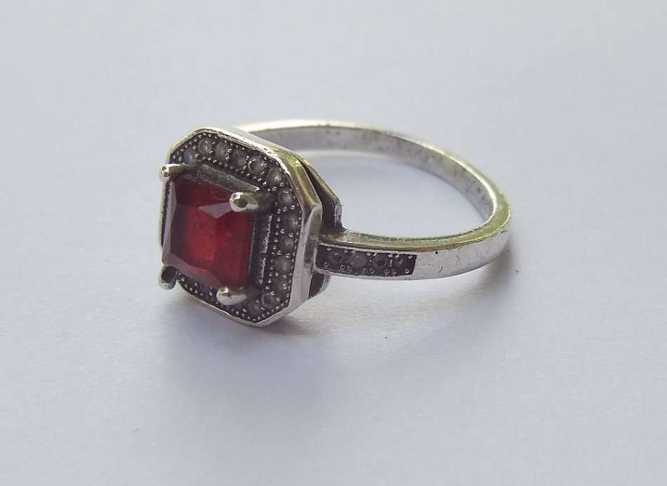AN ELEGANT VINTAGE STYLE SOLID STERLING SILVER RING SET WITH A FACETED RED STONE AND MORE !! WOW !!