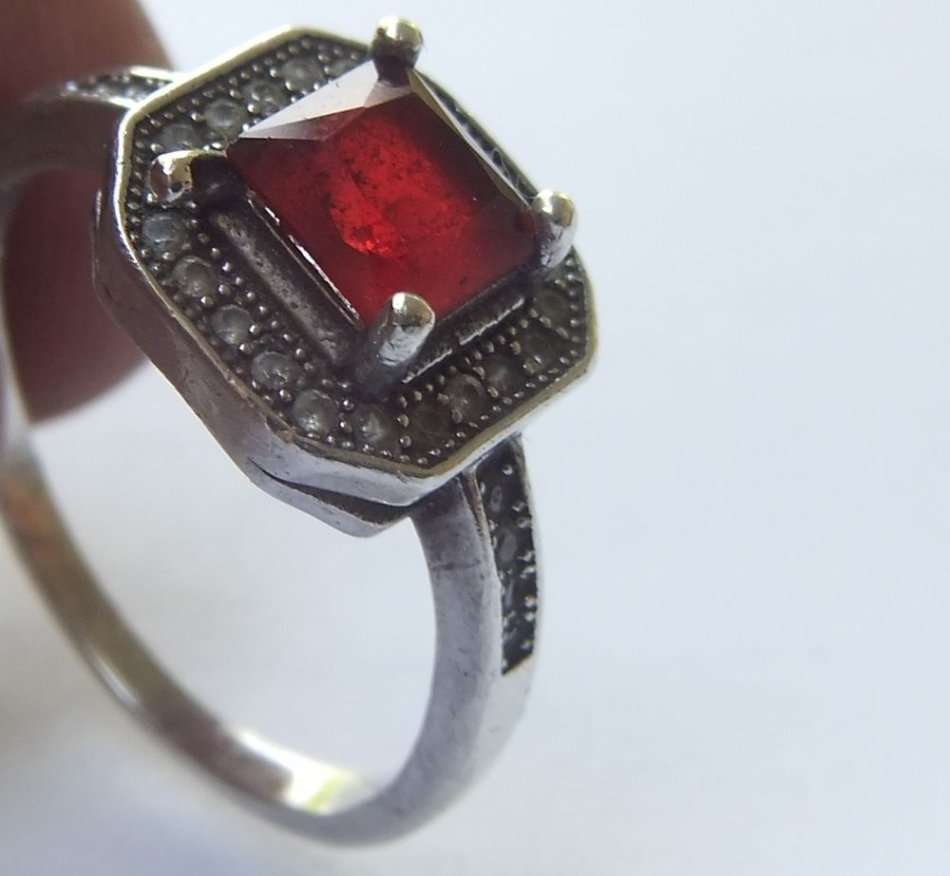 AN ELEGANT VINTAGE STYLE SOLID STERLING SILVER RING SET WITH A FACETED RED STONE AND MORE !! WOW !!