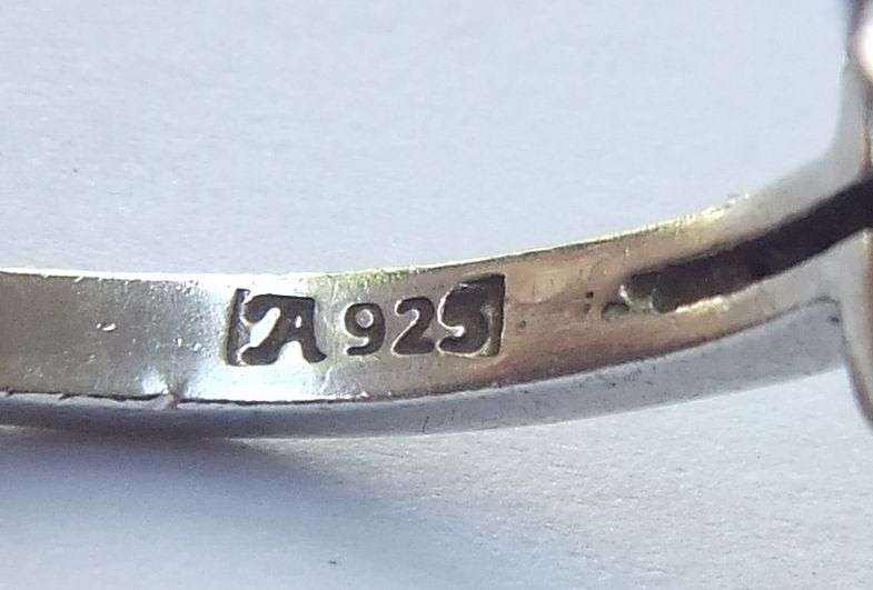 AN ELEGANT VINTAGE STYLE SOLID STERLING SILVER RING SET WITH A FACETED RED STONE AND MORE !! WOW !!