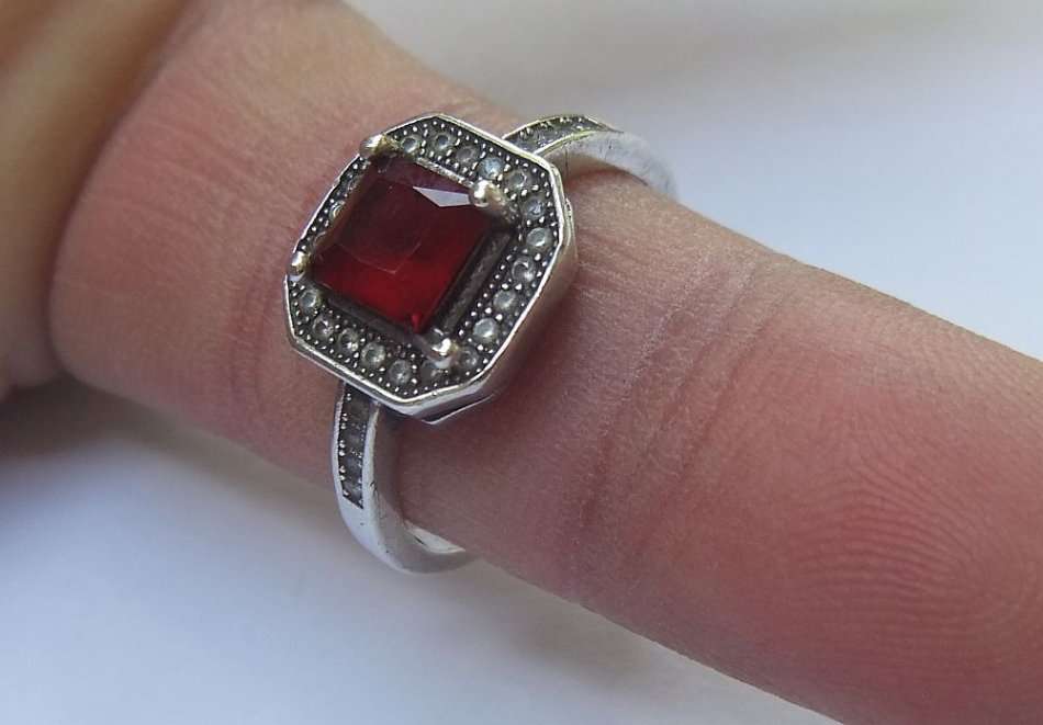 AN ELEGANT VINTAGE STYLE SOLID STERLING SILVER RING SET WITH A FACETED RED STONE AND MORE !! WOW !!