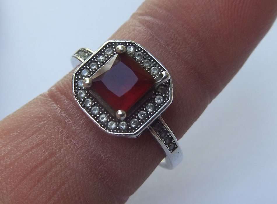 AN ELEGANT VINTAGE STYLE SOLID STERLING SILVER RING SET WITH A FACETED RED STONE AND MORE !! WOW !!